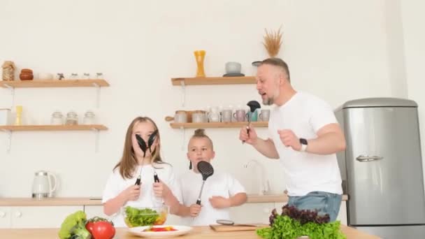 Galen Glad Pappa Och Två Barn Dansar Ett Modernt Kök — Stockvideo