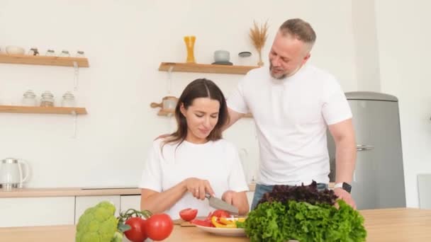Happy Smiling Family Kitchen Mom Prepares Healthy Salad Kitchen Modern — Stock Video