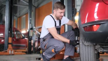 Kış ve yaz lastikleri değiştiriliyor. Mevsimlik lastik değiştirme konsepti. Servis.