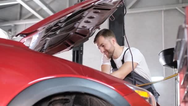 Mecânico Automóveis Trabalhar Garagem Serviço Reparação Mecânico Verifica Repara Carro — Vídeo de Stock