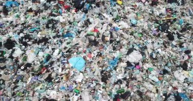 Çöp sahasında plastik şişeler ve diğer plastik, cam ve organik maddeler israfı. Çöp yığınlarıyla çevre kirliliği tehdidi.