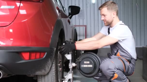 Car Mechanic Installs Suv Diagnose Check Camber Configuration Workshop Service — Stock Video