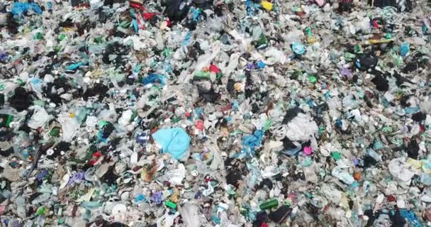 埋立地でプラスチックボトルやプラスチック ガラス 有機物の他のタイプの廃棄物 ゴミの山による環境汚染の脅威 — ストック動画