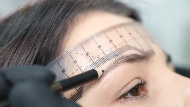 Woman Master Makes Permanent Eyebrow Makeup Beauty Salon Close Beautician — Stock Video