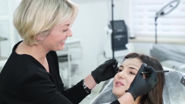 Mestre Mulher Faz Maquiagem Permanente Sobrancelha Salão Beleza Close Esteticista — Vídeo de Stock