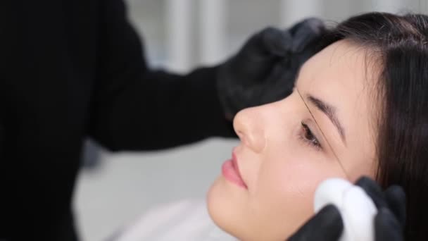 Eine Junge Schöne Frau Unterzieht Sich Einem Schönheitssalon Einer Augenbrauenkorrektur — Stockvideo