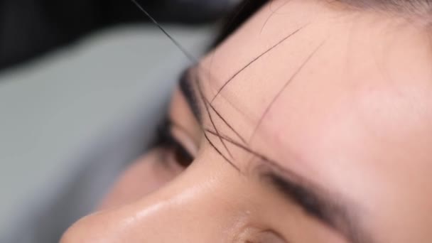Augenbrauenfaden Ist Ein Verfahren Zur Haarentfernung Die Form Der Augenbrauen — Stockvideo