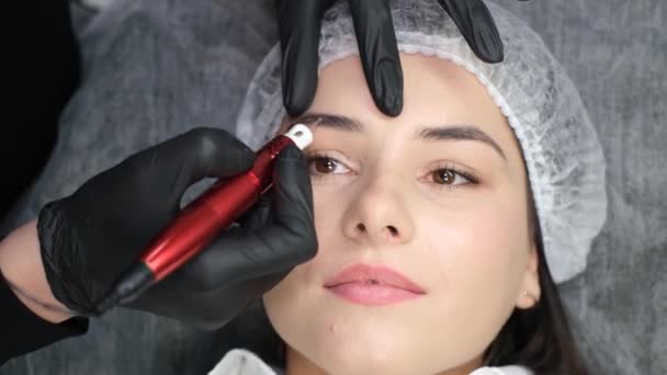 Kosmetolog Gör Permanent Ögonbrynsmakeup Eyebrow Microblading Utförs Med Hjälp Manipulatorpenna — Stockvideo
