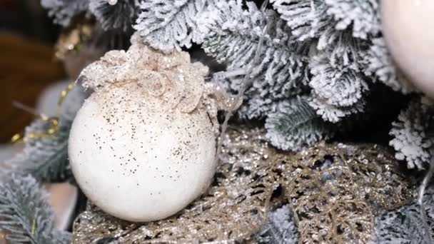 Μια Λευκή Μπάλα Κρέμεται Ένα Χριστουγεννιάτικο Δέντρο Γιορτινή Γιορτή Διακόσμηση — Αρχείο Βίντεο
