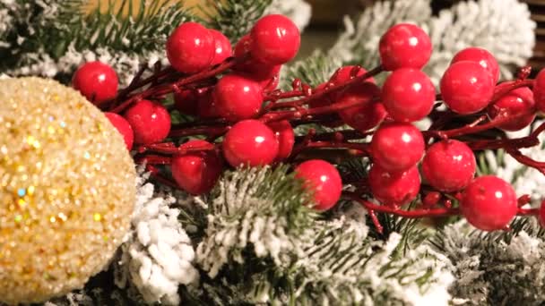 Świąteczny Wystrój Ozdoby Świąteczne Gałęzi Pędów Sosny Czerwonych Jagód Małych — Wideo stockowe