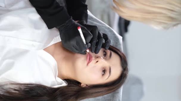 Vídeo Vertical Maquiagem Permanente Dos Lábios Mestre Maquiagem Permanente Realiza — Vídeo de Stock