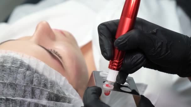 一个专业的硕士执行唇矫正程序 用于工作期间永久化妆的铅笔 唇瓣微滴 美容师医生 — 图库视频影像