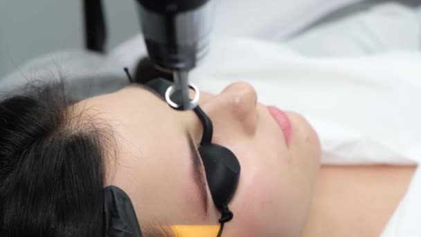 Eine Junge Frau Lässt Sich Einem Schönheitssalon Permanent Schminken Augenbrauenkorrektur — Stockvideo