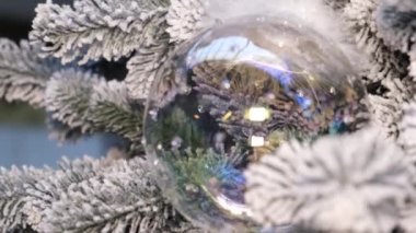 Noel ağacında güzel şeffaf yeni yıl oyuncağı. Noel ağacı için dekor. 4k video