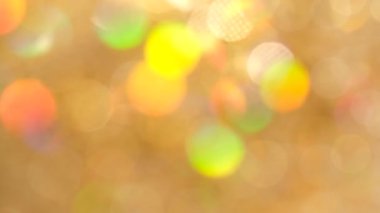 Parlak sarı arka plan ve Noel ışıkları. Güzel Bokeh. Yeni yıl kavramı