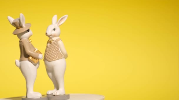 在明亮的黄色背景上的兔子的复活节雕像 创意装饰 复活节快乐 优质4K视频 — 图库视频影像