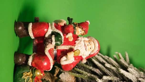 Brinquedo Ano Novo Papai Noel Contexto Verde Símbolo Ano Novo — Vídeo de Stock