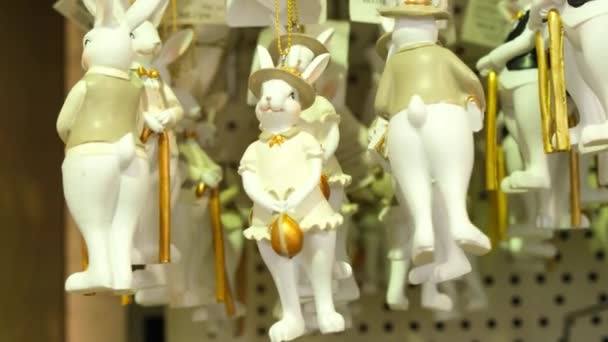 Statuetki Króliczków Wielkanocnych Witrynie Sklepu Wielkanoc Filmik Zwolnionym Tempie — Wideo stockowe