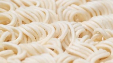 Makro şat hazır şehriye. Rav dred noodle 'ı yakın çekim. Asya mutfağı. Yemek arkaplanı. 4k video