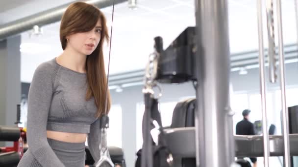 Młoda Fitness Kobieta Robi Ćwiczenia Cable Crossover Maszyny Siłowni Poziome — Wideo stockowe