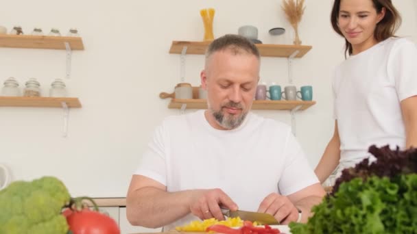 Para Zakochanych Kuchni Brodaty Mężczyzna Średnim Wieku Przygotowuje Jedzenie Nowoczesnej — Wideo stockowe