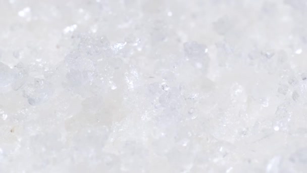 在盘子里旋转的厨房碘盐的特写 水晶白盐视频背景 视频宏 — 图库视频影像