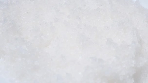 Πάνω Όψη Του Χιονιού Λευκό Θαλασσινό Αλάτι Περιστρέφεται Ένα Πιάτο — Αρχείο Βίντεο