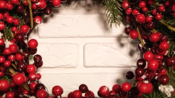 Krásné Video Pozadí Obrázek Vánoční Věnec Červenými Bobulemi Bílém Pozadí — Stock video
