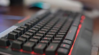 E- posta göndermek ve web tarayıcısını taramak için dizüstü ya da bilgisayar klavyesine yakın çekim yap. Video makro çekimi