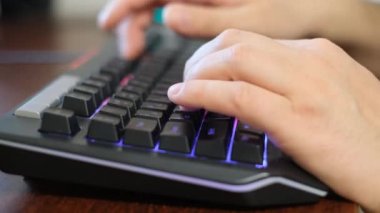 Bilgisayar klavyesinde daktilo, yazılım programcısı eli, bilişim desteği. 4k video