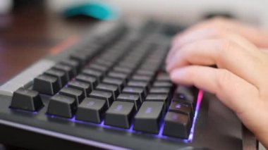 Bir programcı e-posta göndermek için bir bilgisayar klavyesine yazı yazıyor. Video makro çekim. 4k video