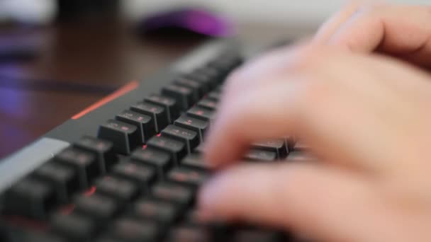 Eingabe Von Text Auf Der Tastatur Eines Heimcomputers Männliche Hände — Stockvideo
