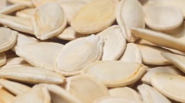 Kuru kabak çekirdekleri saniyede 200 kare hızla düşer. Balkabağı tohumu geçmişi. Yavaş çekim