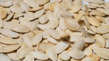 Kuru kabak çekirdekleri saniyede 200 kare hızla düşer. Balkabağı tohumu geçmişi. Yavaş çekim