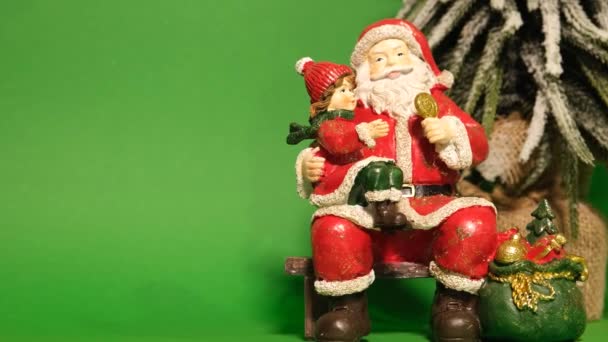 Close Cerâmica Brinquedo Papai Noel Fundo Verde Vídeo — Vídeo de Stock