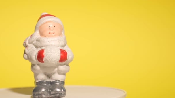 Close Brinquedo Natal Cerâmica Fundo Amarelo Lugar Para Sms Vídeo — Vídeo de Stock