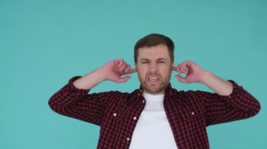 Mavi arka planda duran genç yakışıklı adam, parmaklarıyla kulaklarını kapatıyor ve bağırıyor. Ruhun çığlığı. Bir duygu patlaması.