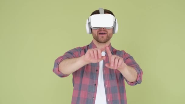 Jongeman Met Een Olijf Achtergrond Virtual Reality Glazen Maakt Handbewegingen — Stockvideo