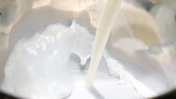 体重計にパンに牛乳を入れて クリームの調製 — ストック動画