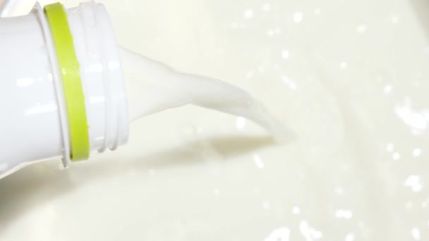Женщина Наливает Молоко Сковороду Выливание Молока Кастрюлю Приготовления Сливок — стоковое видео