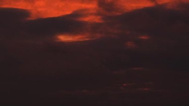 Gün doğumunda güzel turuncu bulutların zamanı. Bulutların hızlı hareketi. 4k video
