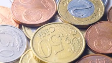 Çeşitli metal paraların makro atışları. Bozuk paraların arka planı. 4k video