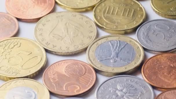 Várias Moedas Euro Cêntimos Giram Sobre Mesa Câmara Lenta Moedas — Vídeo de Stock
