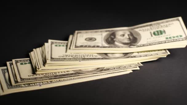 Muchos Billetes Cien Dólares Sobre Fondo Negro Nuevos Billetes 100 — Vídeos de Stock