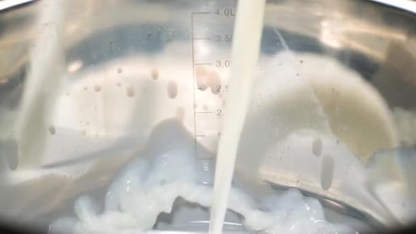把牛奶倒入金属容器 以奶牛奶为原料配制食品 慢动作 — 图库视频影像