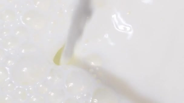 Όμορφη Βουτιά Του Φυσικού Γάλακτος Υψηλή Ανάλυση Προετοιμασία Του Γάλακτος — Αρχείο Βίντεο