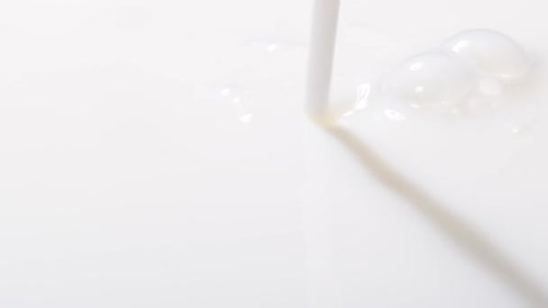 Φρέσκο Βιολογικό Αγελαδινό Γάλα Χύνεται Ένα Ποτήρι Από Κοντά Υγιεινή — Αρχείο Βίντεο