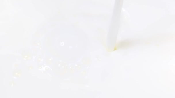 把牛奶泼洒在白色的背景上 宏观射击 农场的牛奶 健康食品 — 图库视频影像