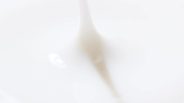 Makrofilm Kroplą Białego Mleka Spadającą Zwolnionym Tempie Zdrowa Żywność Pełne — Wideo stockowe