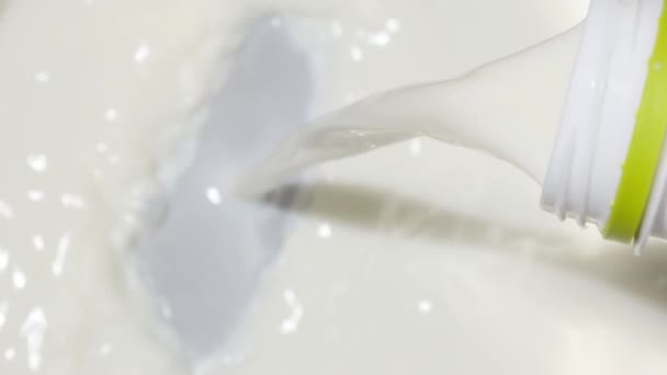 Het Gieten Van Gestoomde Verse Melk Schuimmelk Gemengde Melk Close — Stockvideo
